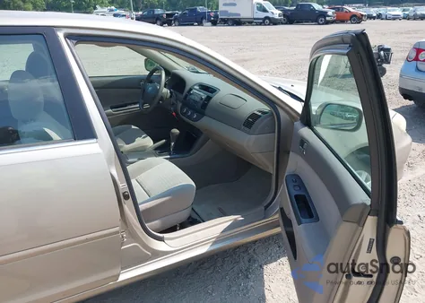 2005 Toyota Camry Le z USA, uszkodzony, nr VIN 4T1BE32K75U947672